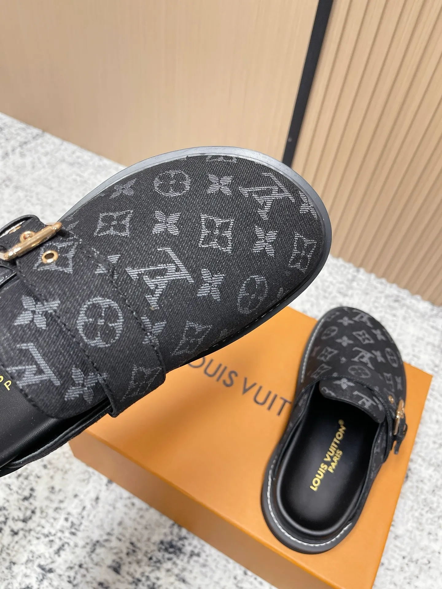 [L Family] P: 460💰 Size: 35-46 (female 40.41, male 45 46 custom-made) Top version Louis vuitton Lv new couple Birkenstock slippers. Cute and cute, not too good on the feet. Simple and high-end slingback design. Ready to wear and go. Good news for lazy people. Imported cowhide leather upper/imported old calico. Original hardware buckle, original molded high-density foam outsole.